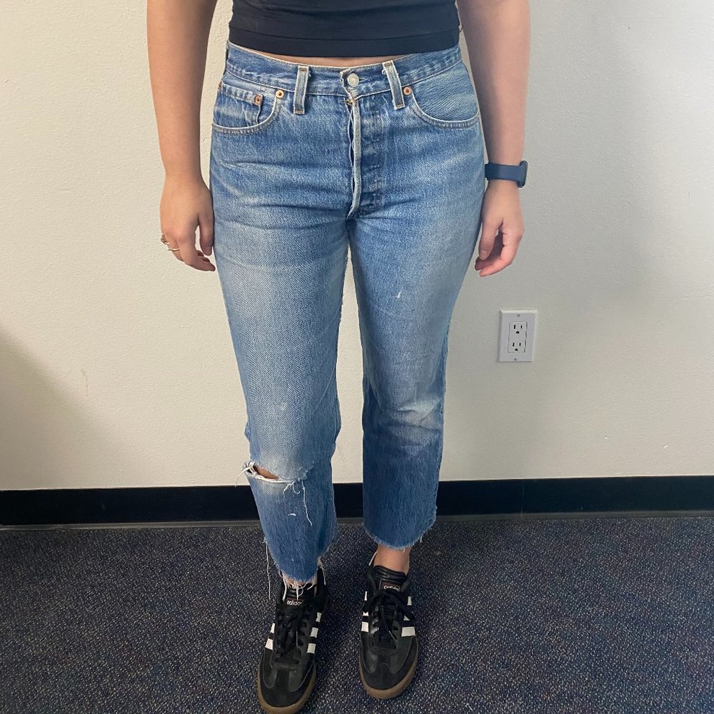 Super cute distressed Mid-rise Levi 501 W31 L30 Women